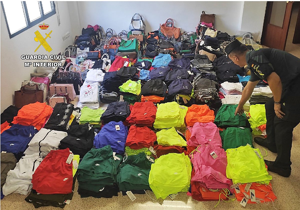Imagen de parte de las prendas intervenidas por la Guardia Civil