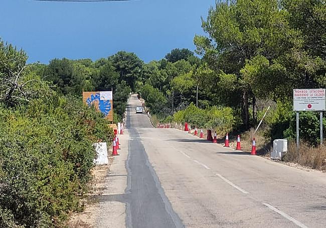 Bloques de plástico y conos para evitar aparcar en la carretera de la Plana.