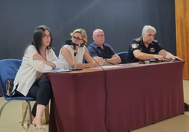 Reunión de la corporación municipal y la Policía Local con los vecinos de Xàbia.