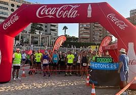 Corredores del 'Cross del Amanecer' en la línea de salida.