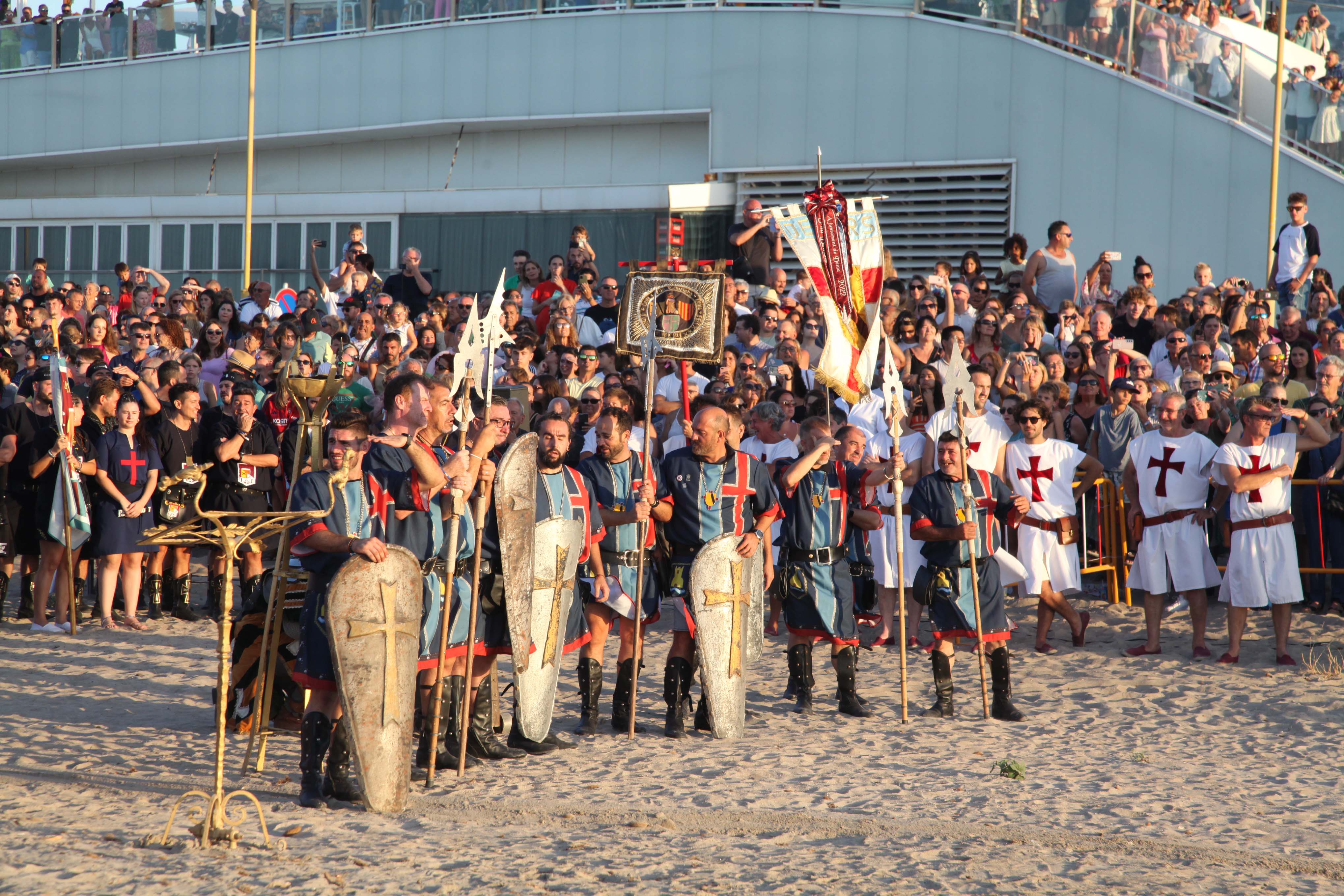 Los Moros y Cristianos desembarcan en Dénia
