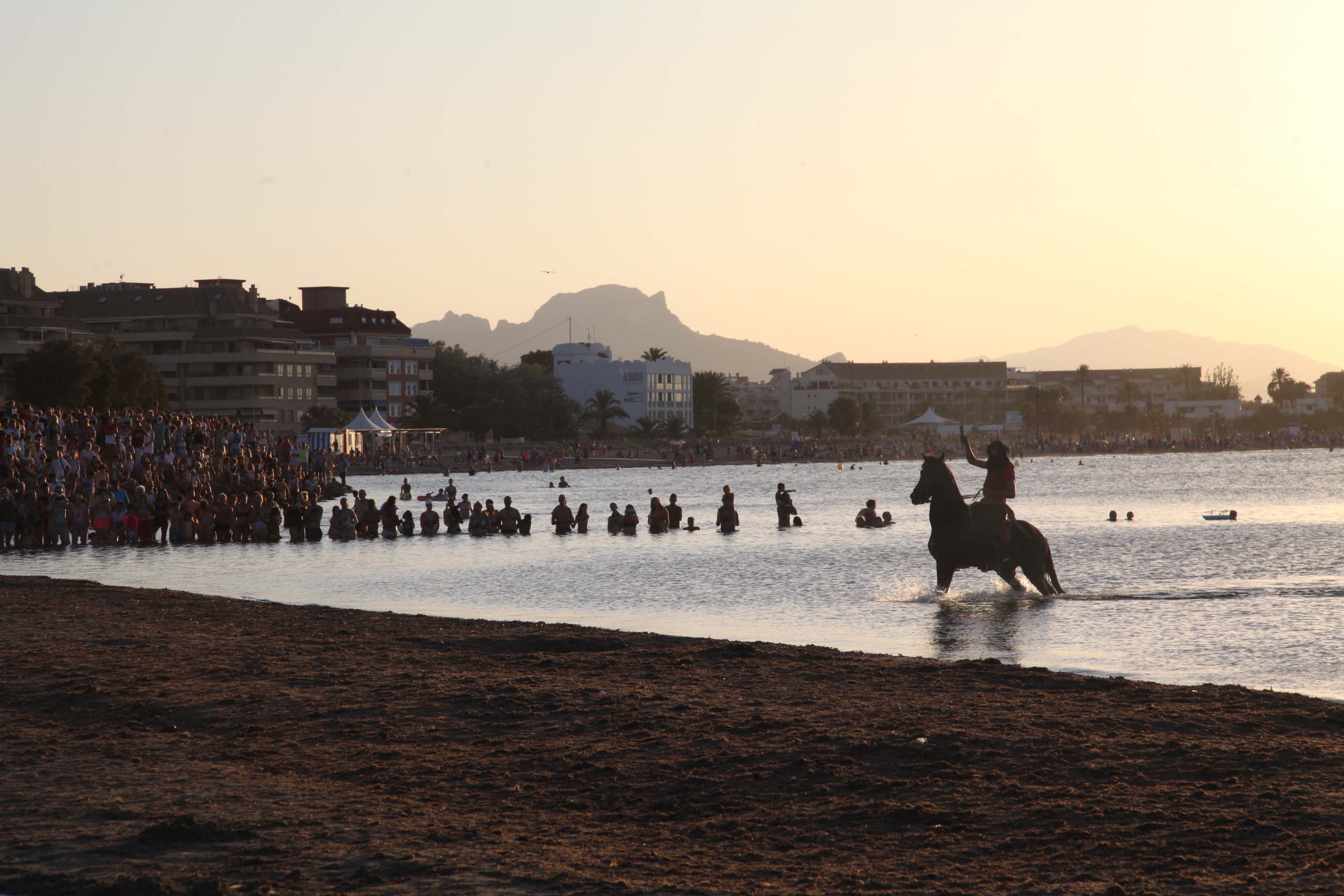 Los Moros y Cristianos desembarcan en Dénia