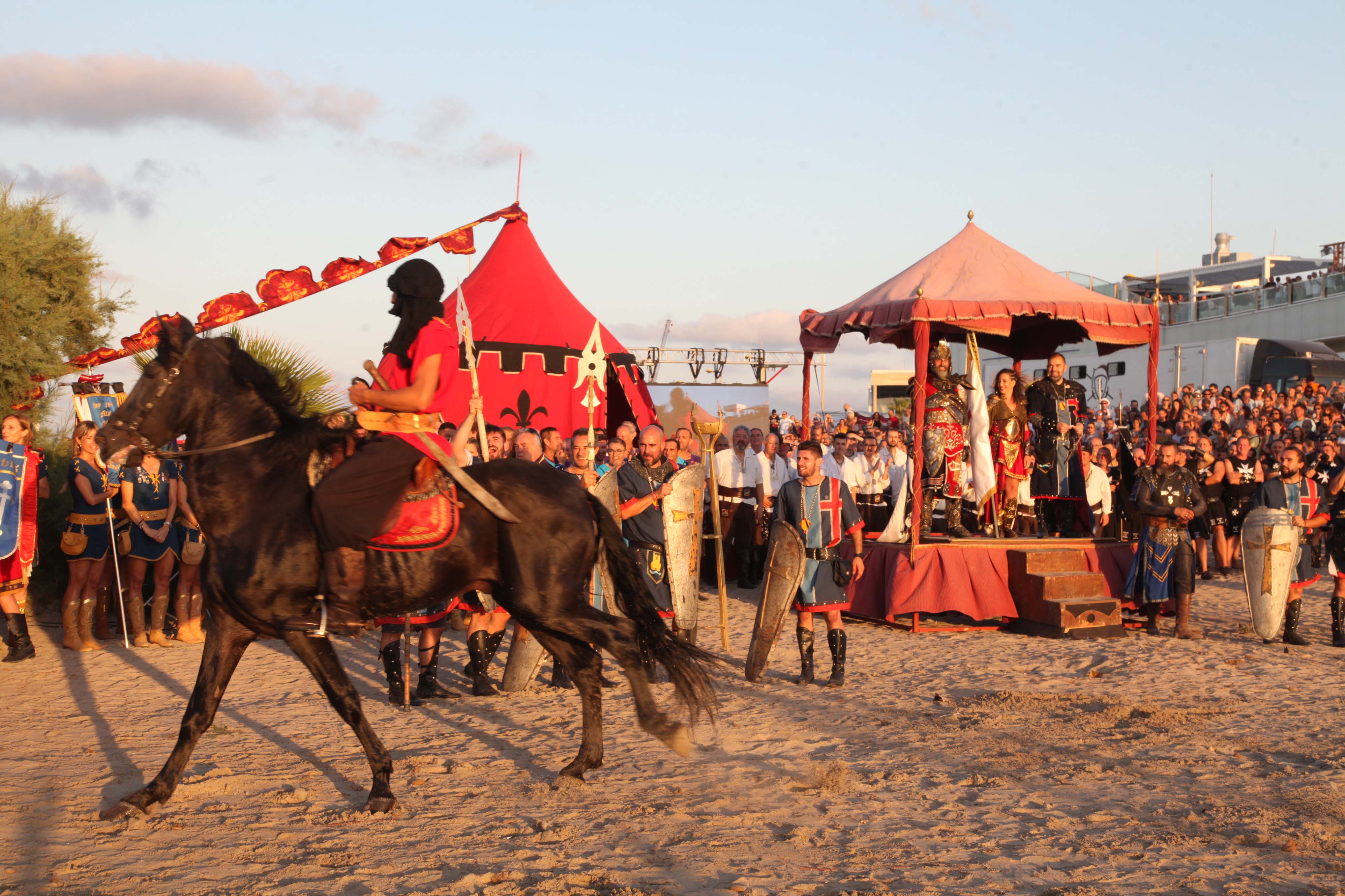 Los Moros y Cristianos desembarcan en Dénia