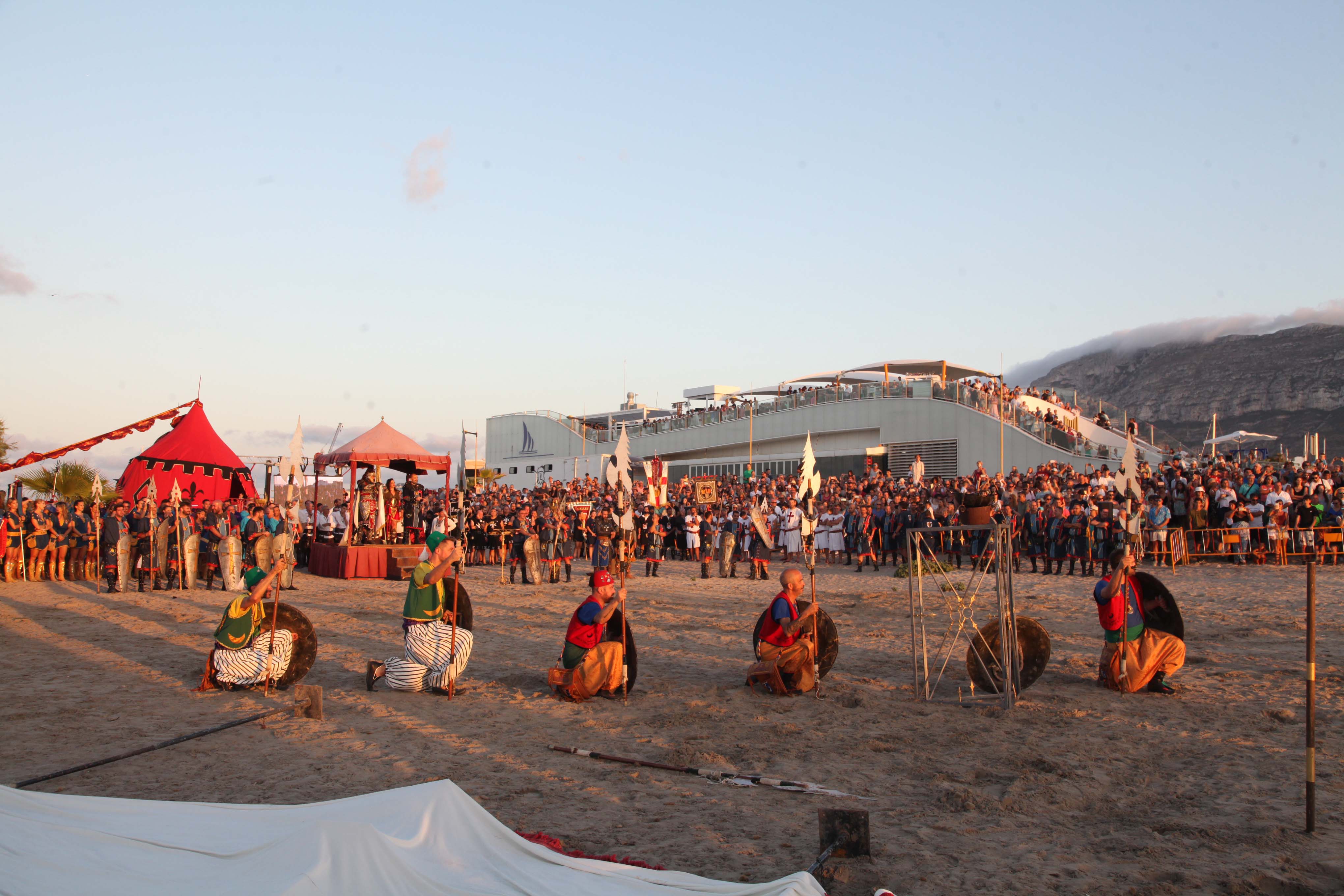 Los Moros y Cristianos desembarcan en Dénia