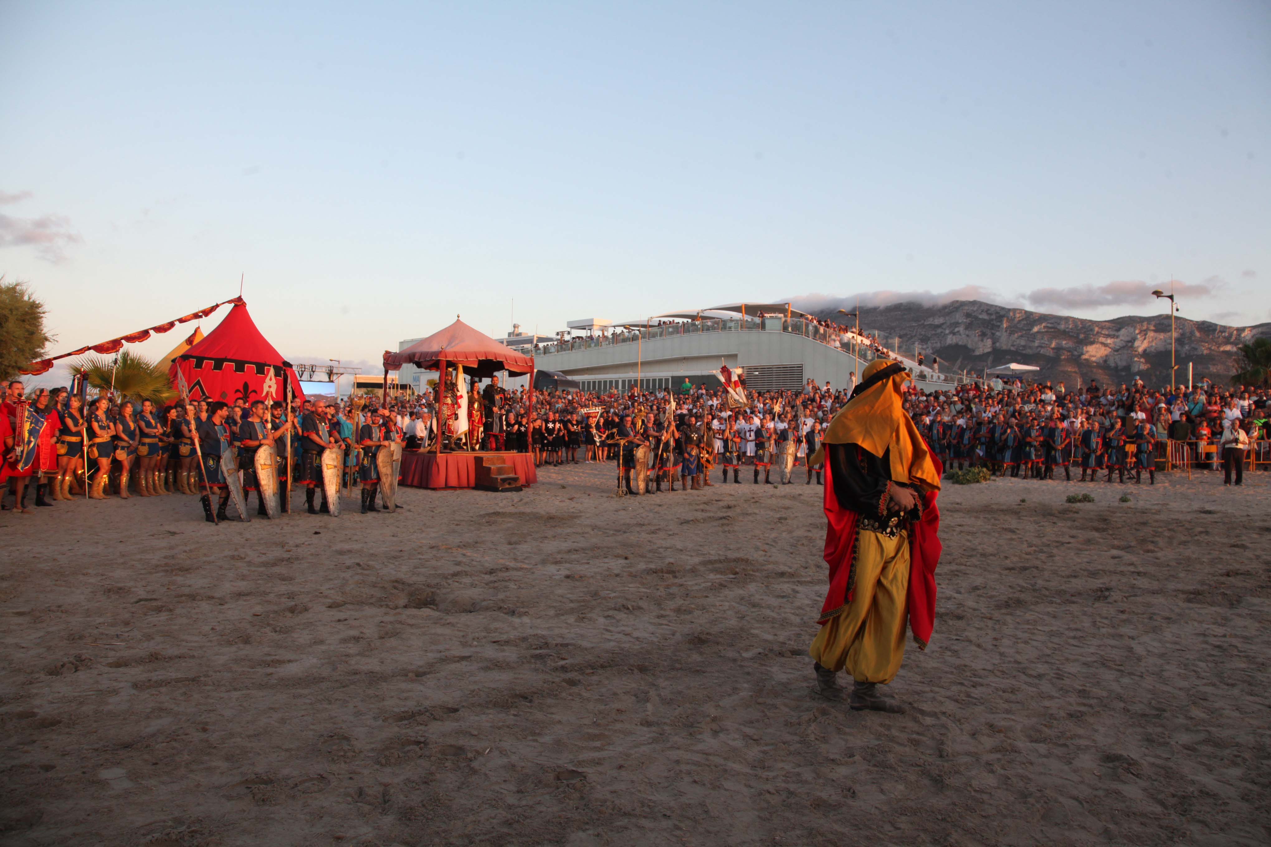 Los Moros y Cristianos desembarcan en Dénia