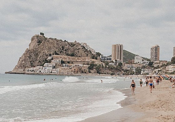 Imagen de la playa de Poniente de Benidorm el pasado mes de marzo
