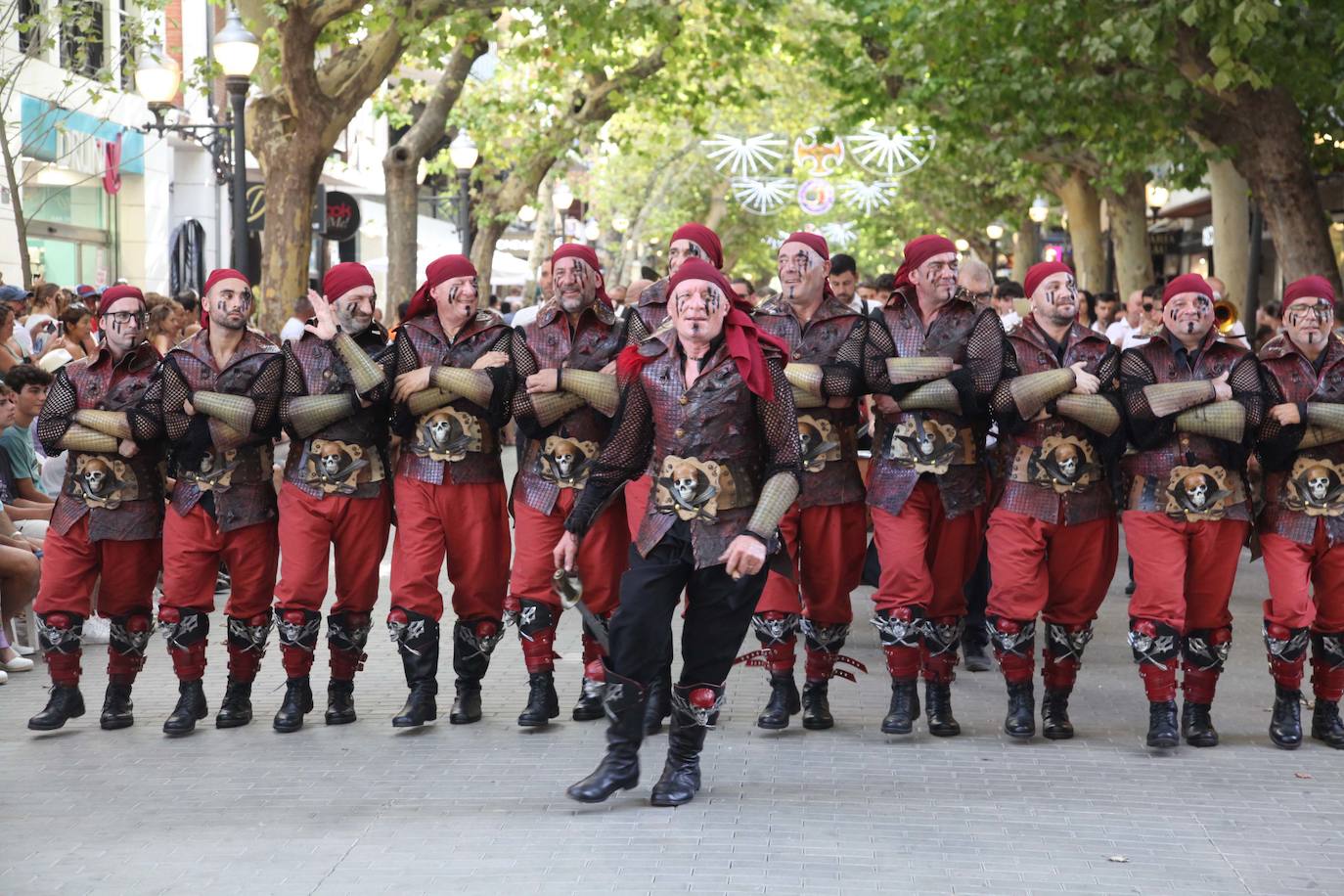 El Desfile de Gala de los Moros y Cristianos llena las calles de Dénia