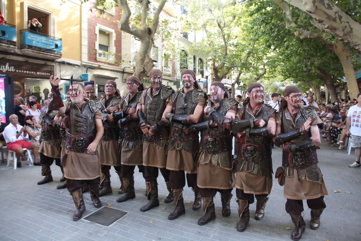 El Desfile de Gala de los Moros y Cristianos llena las calles de Dénia