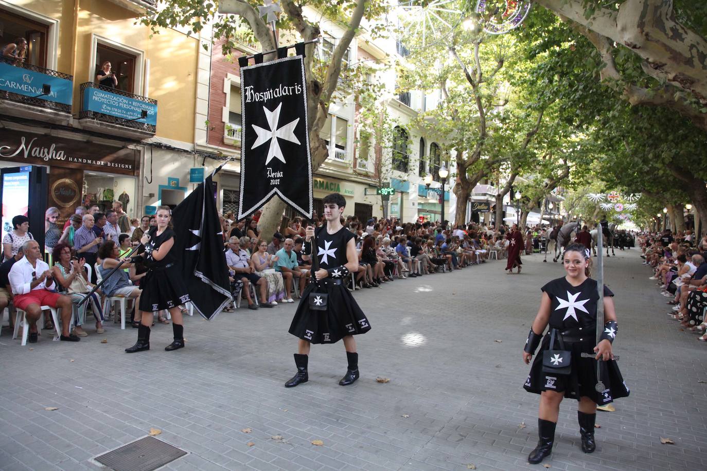 El Desfile de Gala de los Moros y Cristianos llena las calles de Dénia