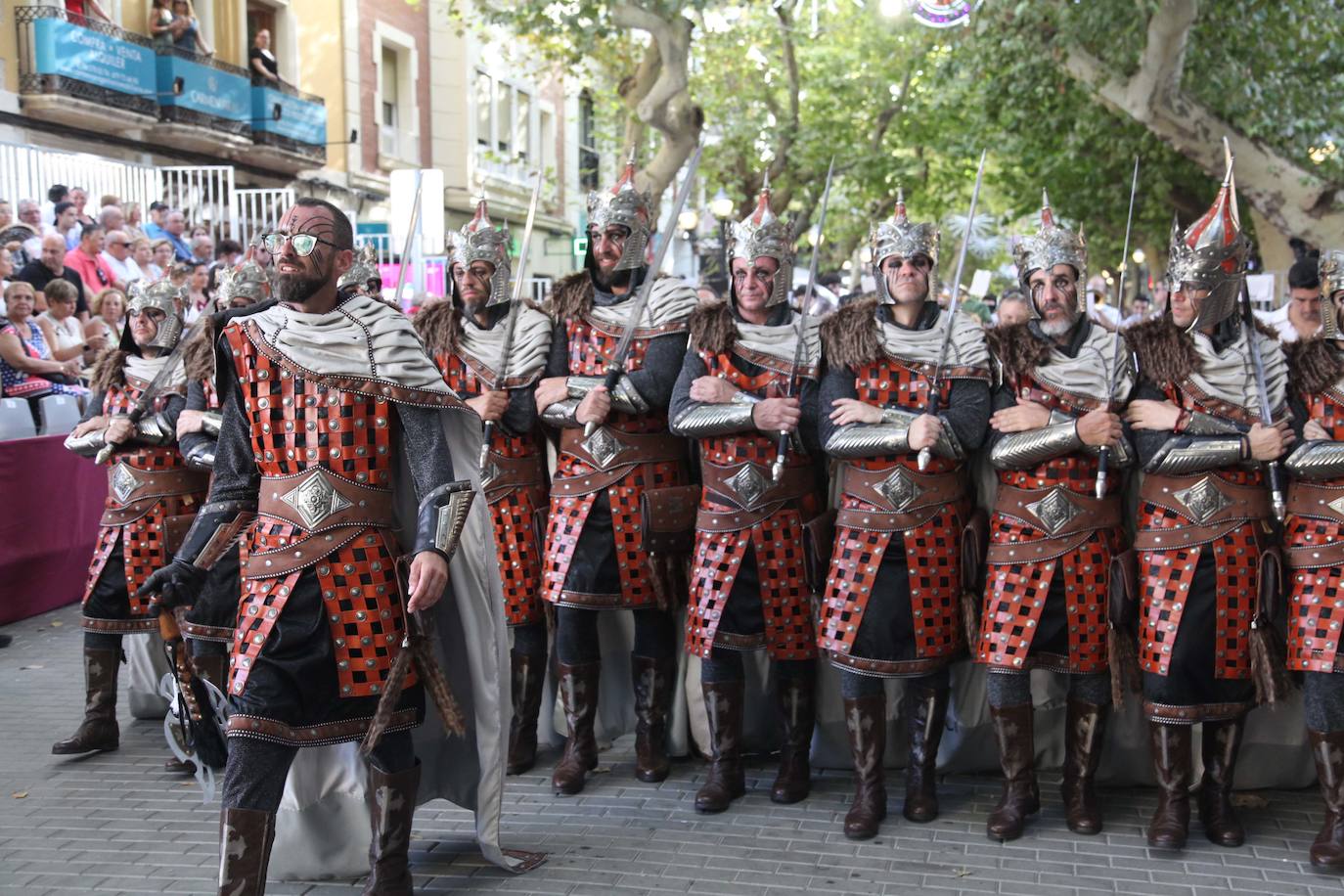 El Desfile de Gala de los Moros y Cristianos llena las calles de Dénia