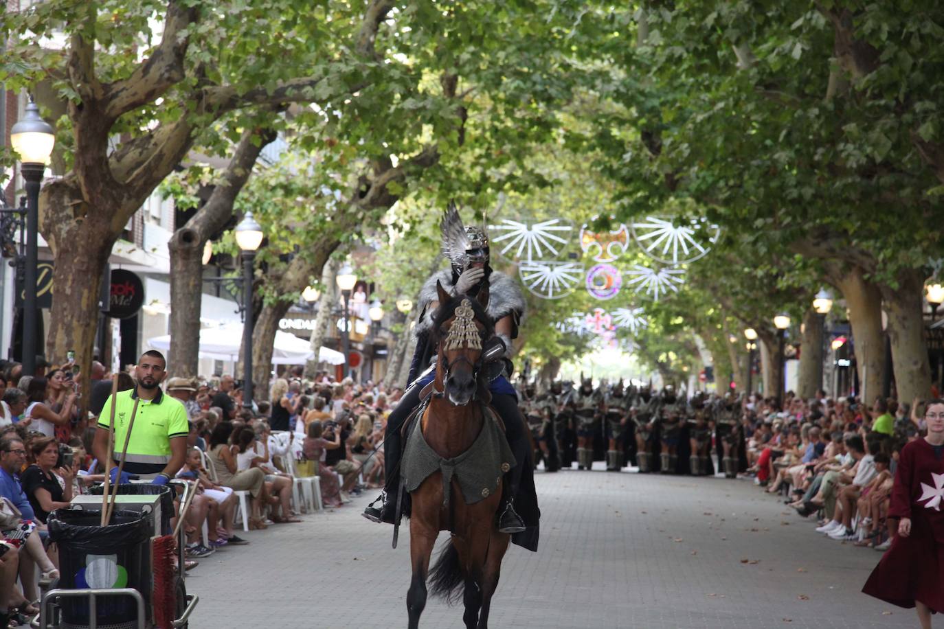 El Desfile de Gala de los Moros y Cristianos llena las calles de Dénia