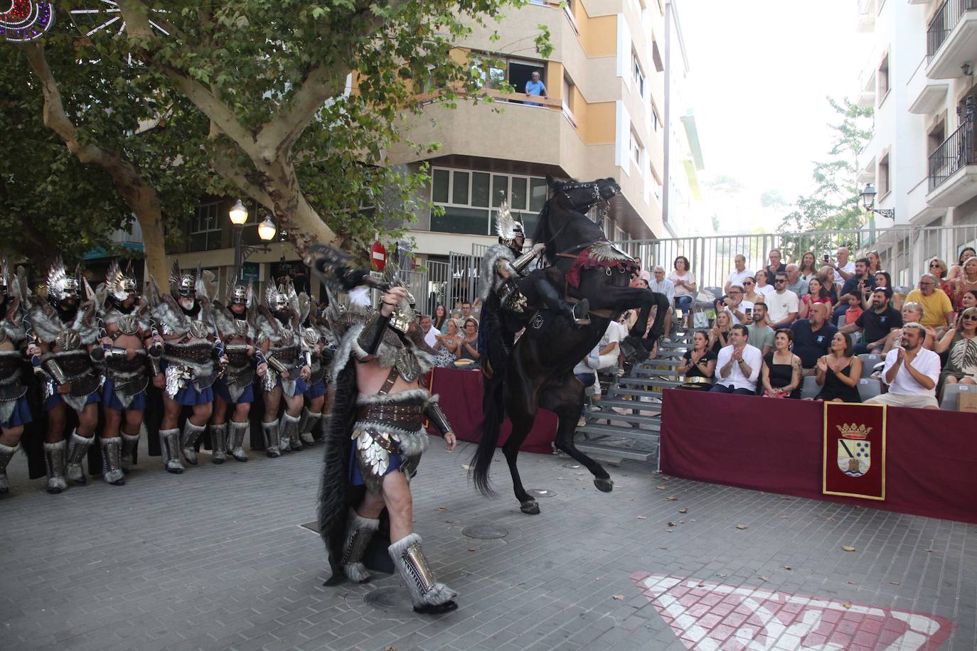 El Desfile de Gala de los Moros y Cristianos llena las calles de Dénia