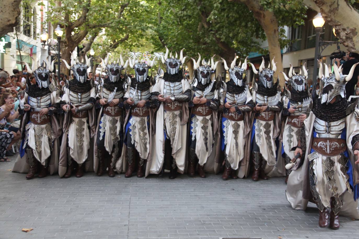 El Desfile de Gala de los Moros y Cristianos llena las calles de Dénia