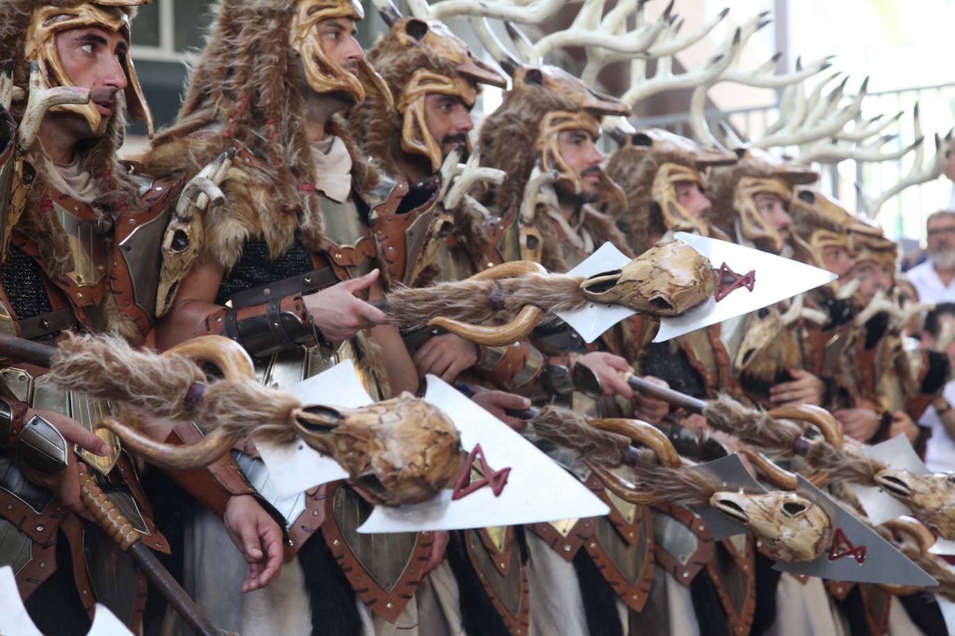 El Desfile de Gala de los Moros y Cristianos llena las calles de Dénia