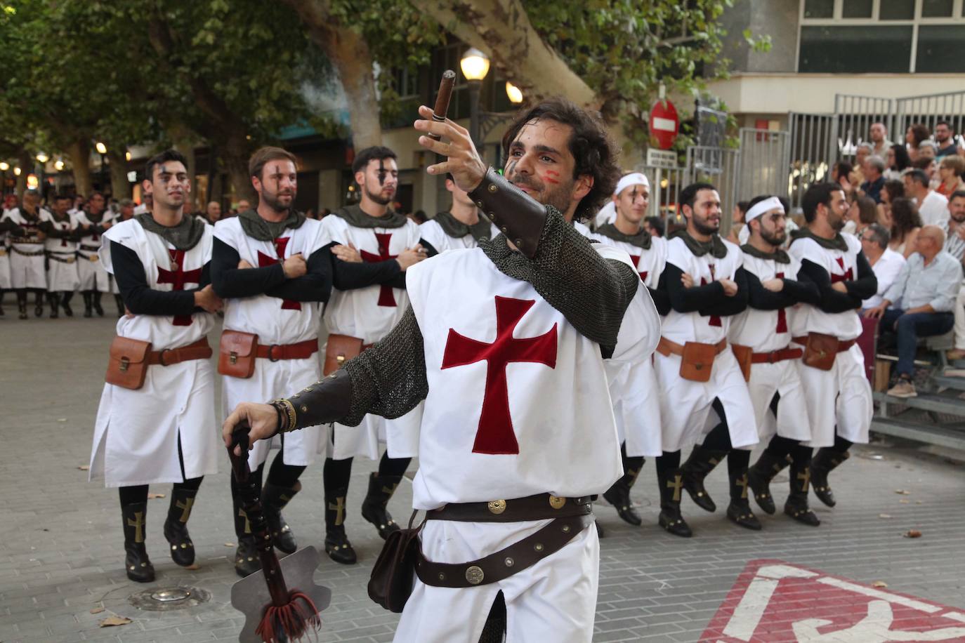 El Desfile de Gala de los Moros y Cristianos llena las calles de Dénia