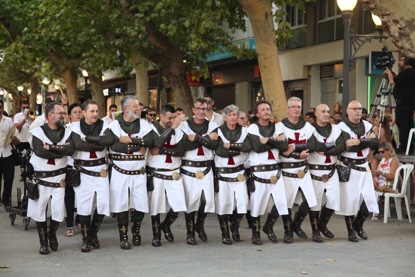 El Desfile de Gala de los Moros y Cristianos llena las calles de Dénia