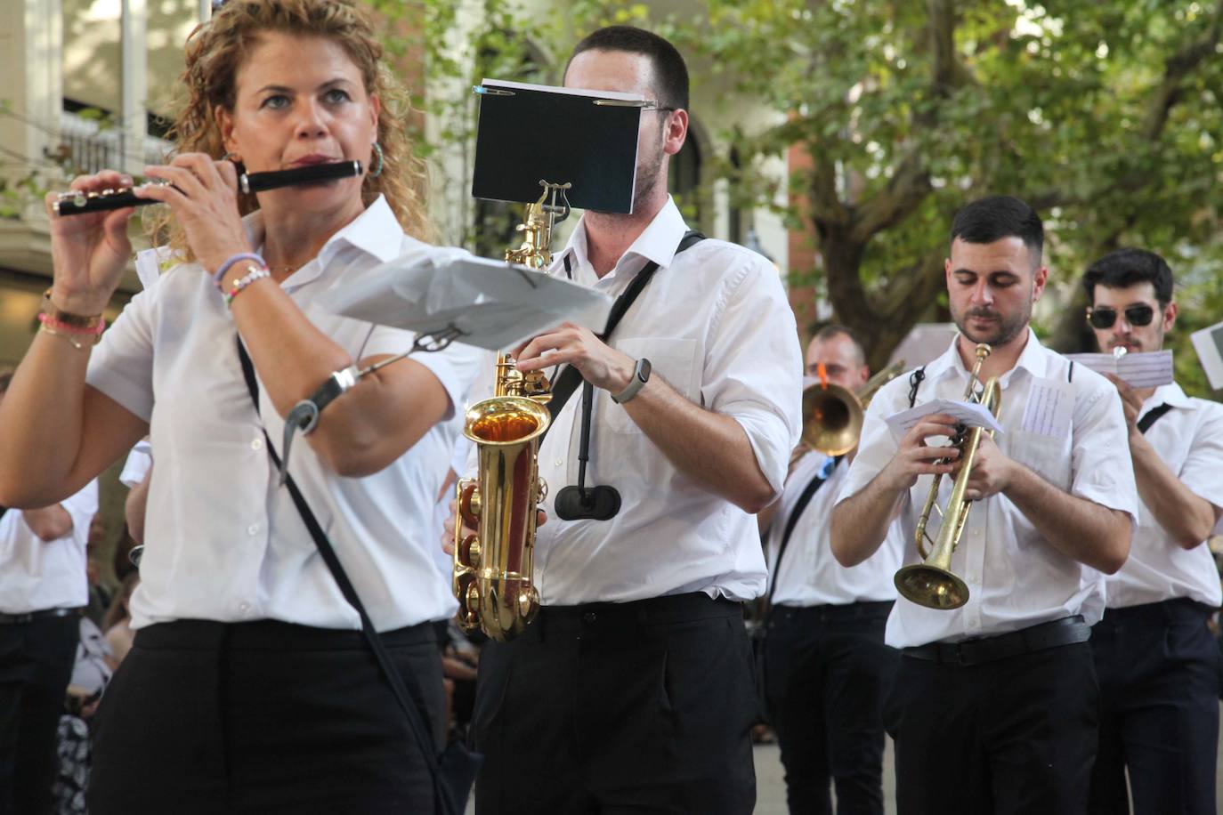 El Desfile de Gala de los Moros y Cristianos llena las calles de Dénia