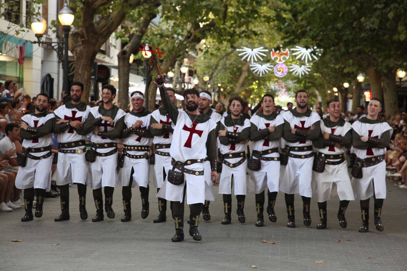 El Desfile de Gala de los Moros y Cristianos llena las calles de Dénia