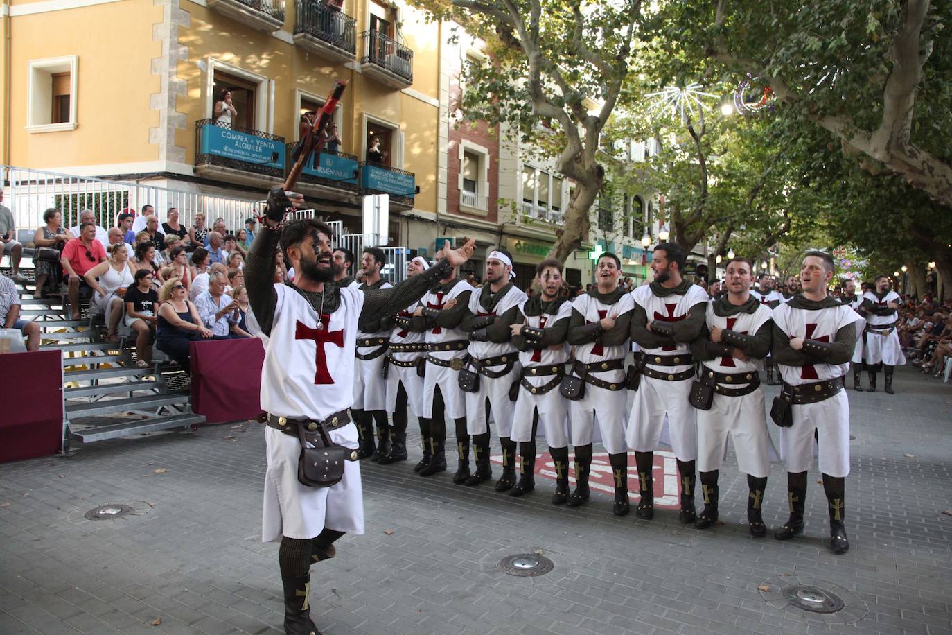 El Desfile de Gala de los Moros y Cristianos llena las calles de Dénia