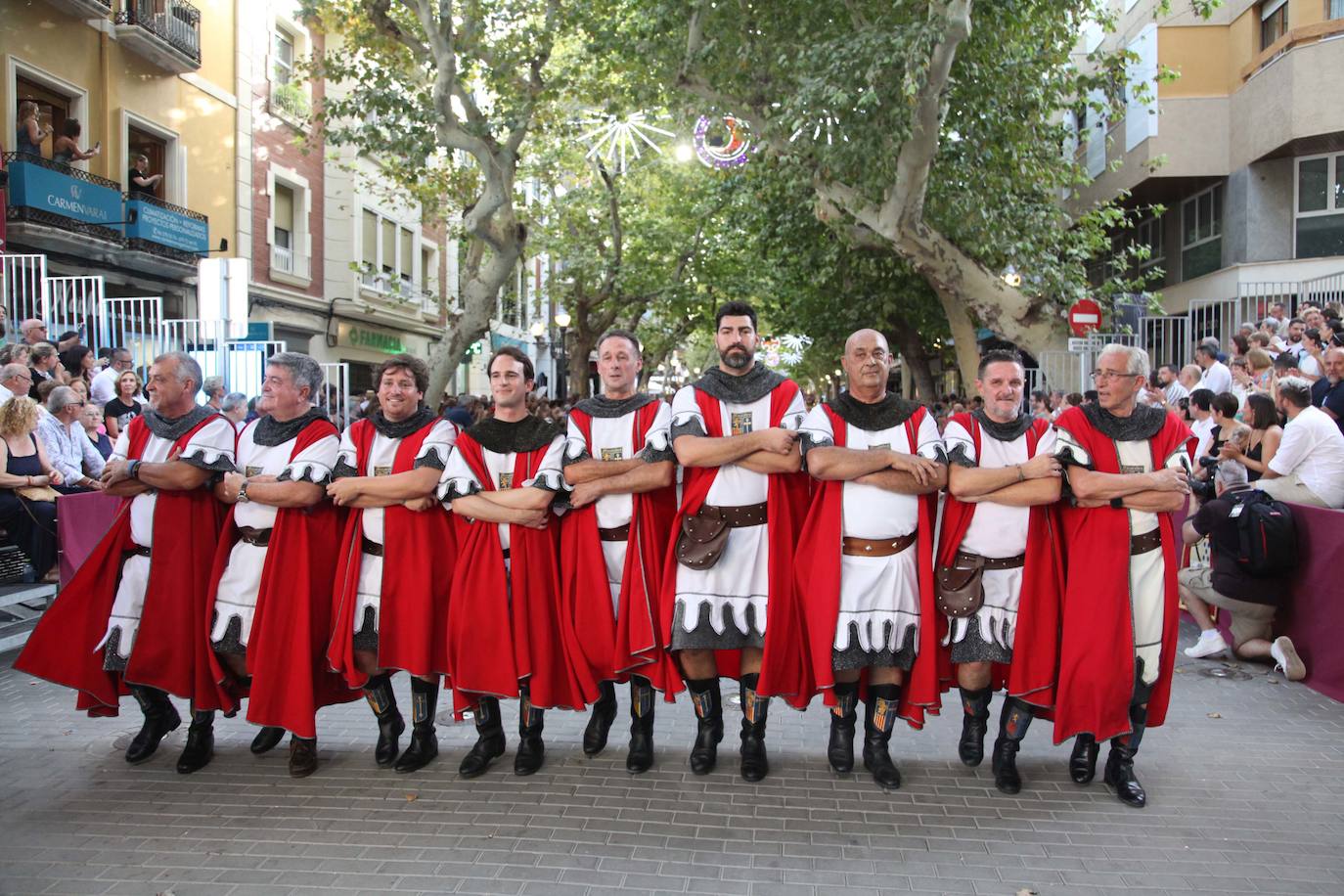 El Desfile de Gala de los Moros y Cristianos llena las calles de Dénia