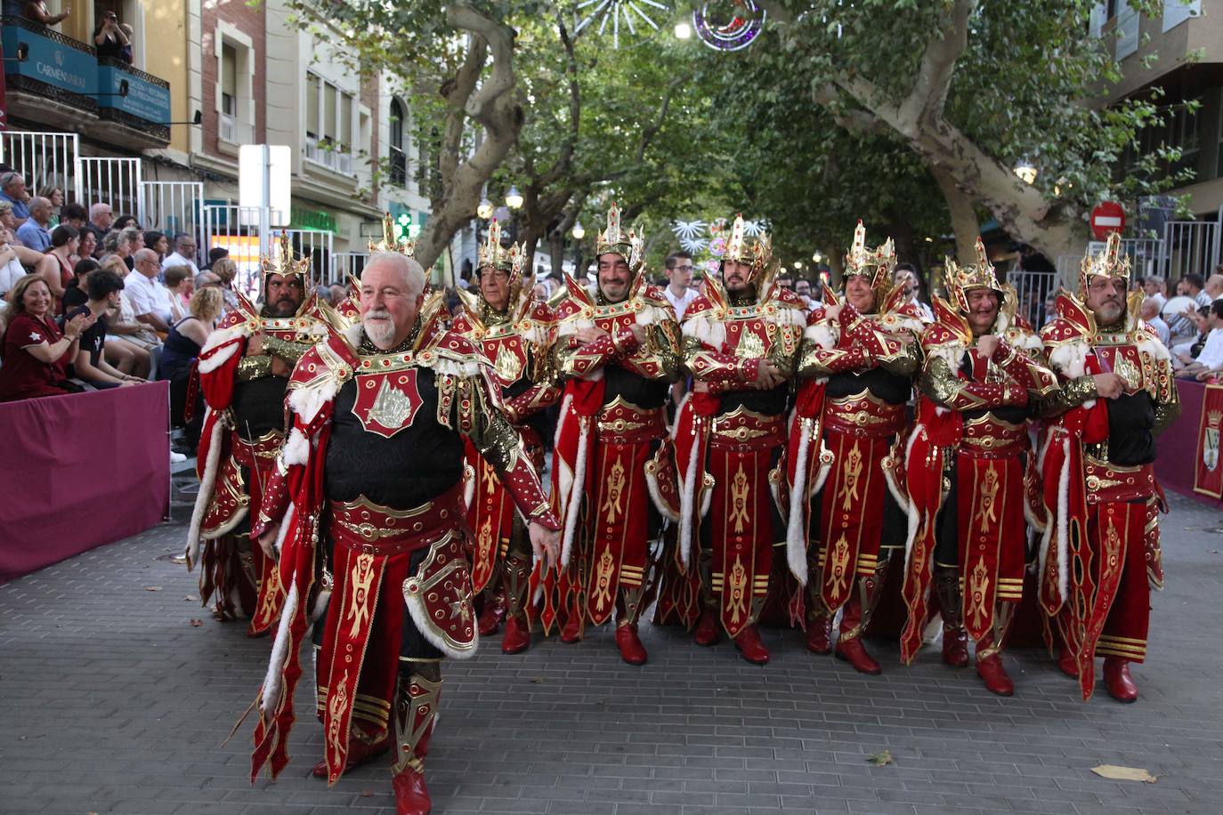El Desfile de Gala de los Moros y Cristianos llena las calles de Dénia