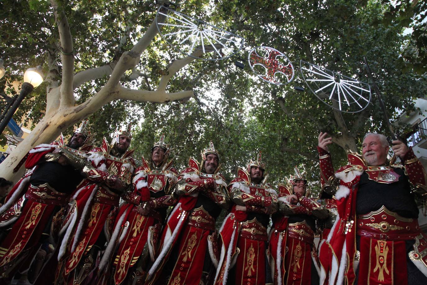 El Desfile de Gala de los Moros y Cristianos llena las calles de Dénia