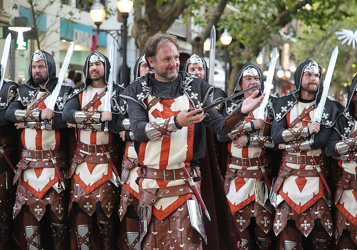 El Desfile de Gala de los Moros y Cristianos llena las calles de Dénia
