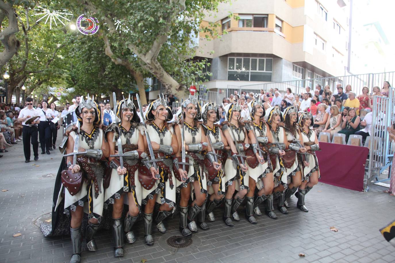 El Desfile de Gala de los Moros y Cristianos llena las calles de Dénia