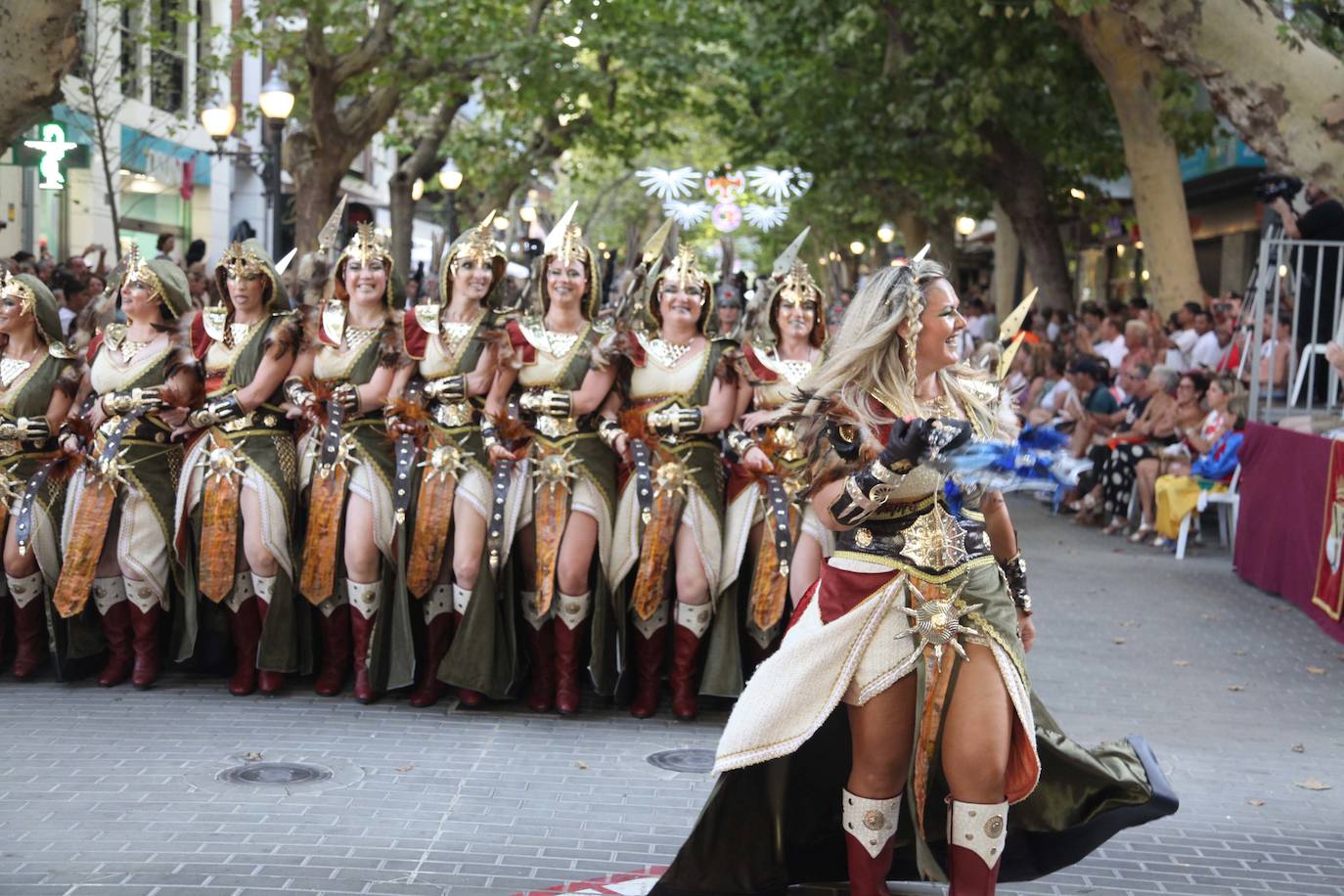 El Desfile de Gala de los Moros y Cristianos llena las calles de Dénia