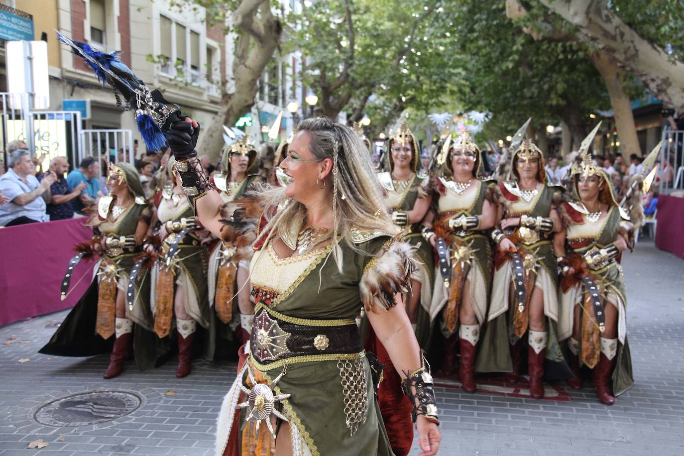 El Desfile de Gala de los Moros y Cristianos llena las calles de Dénia