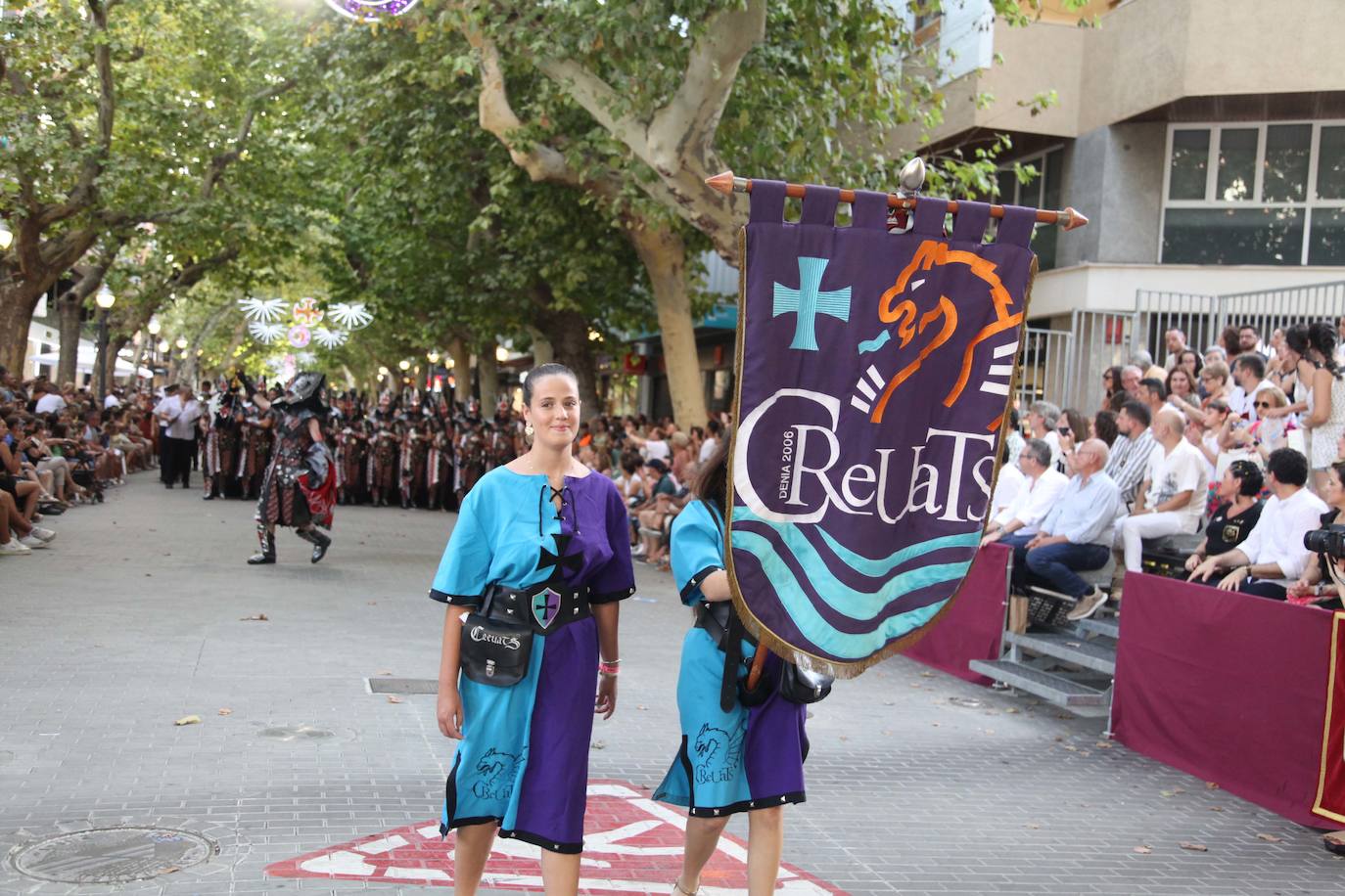El Desfile de Gala de los Moros y Cristianos llena las calles de Dénia