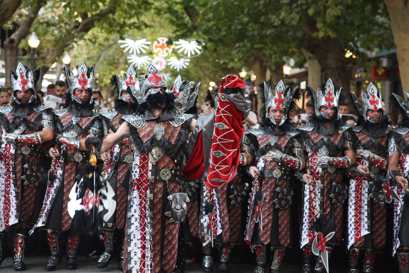 El Desfile de Gala de los Moros y Cristianos llena las calles de Dénia