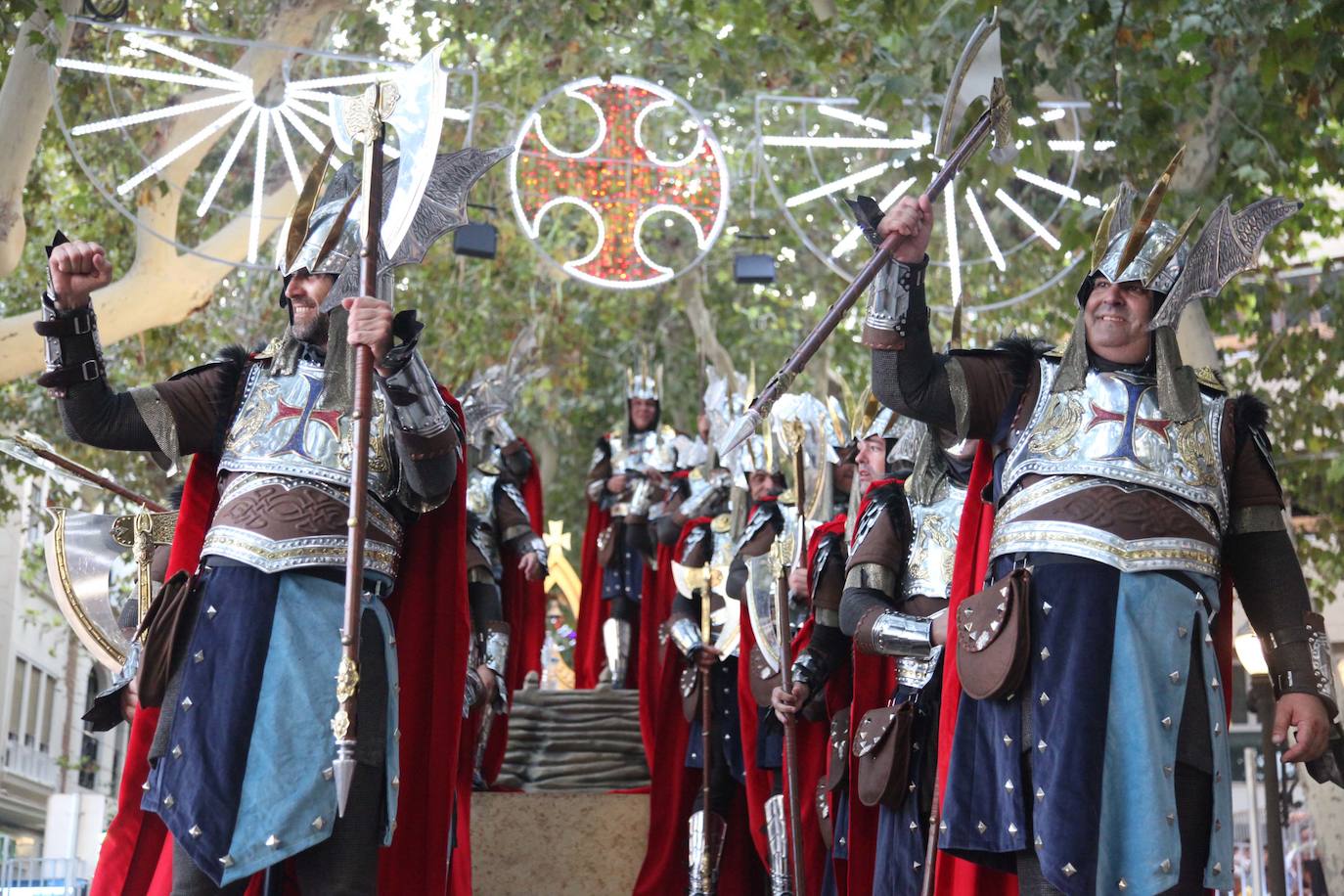 El Desfile de Gala de los Moros y Cristianos llena las calles de Dénia