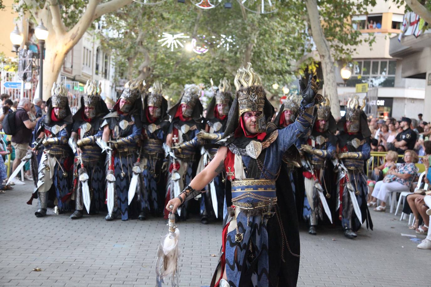 El Desfile de Gala de los Moros y Cristianos llena las calles de Dénia