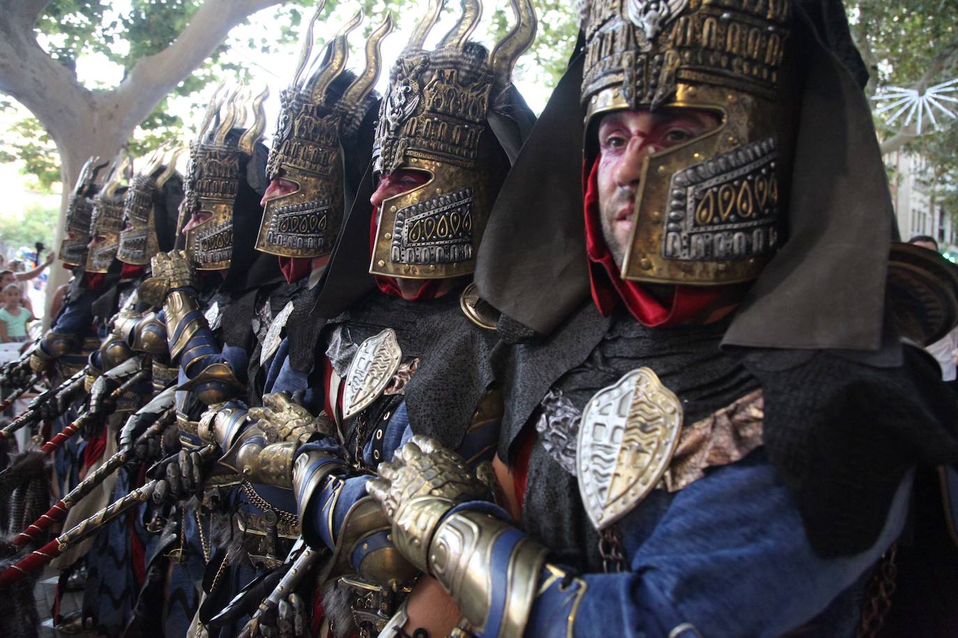 El Desfile de Gala de los Moros y Cristianos llena las calles de Dénia