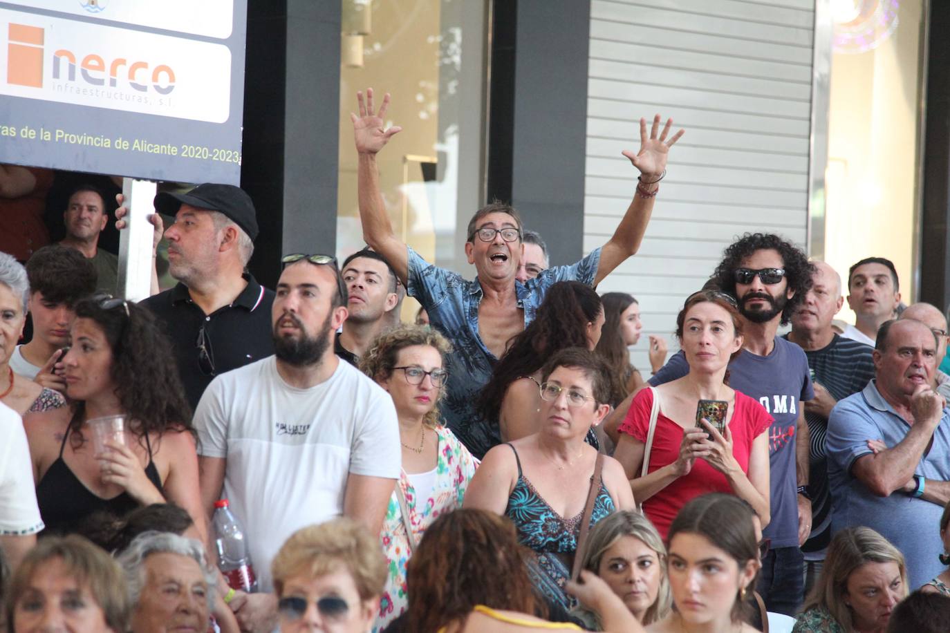 El Desfile de Gala de los Moros y Cristianos llena las calles de Dénia