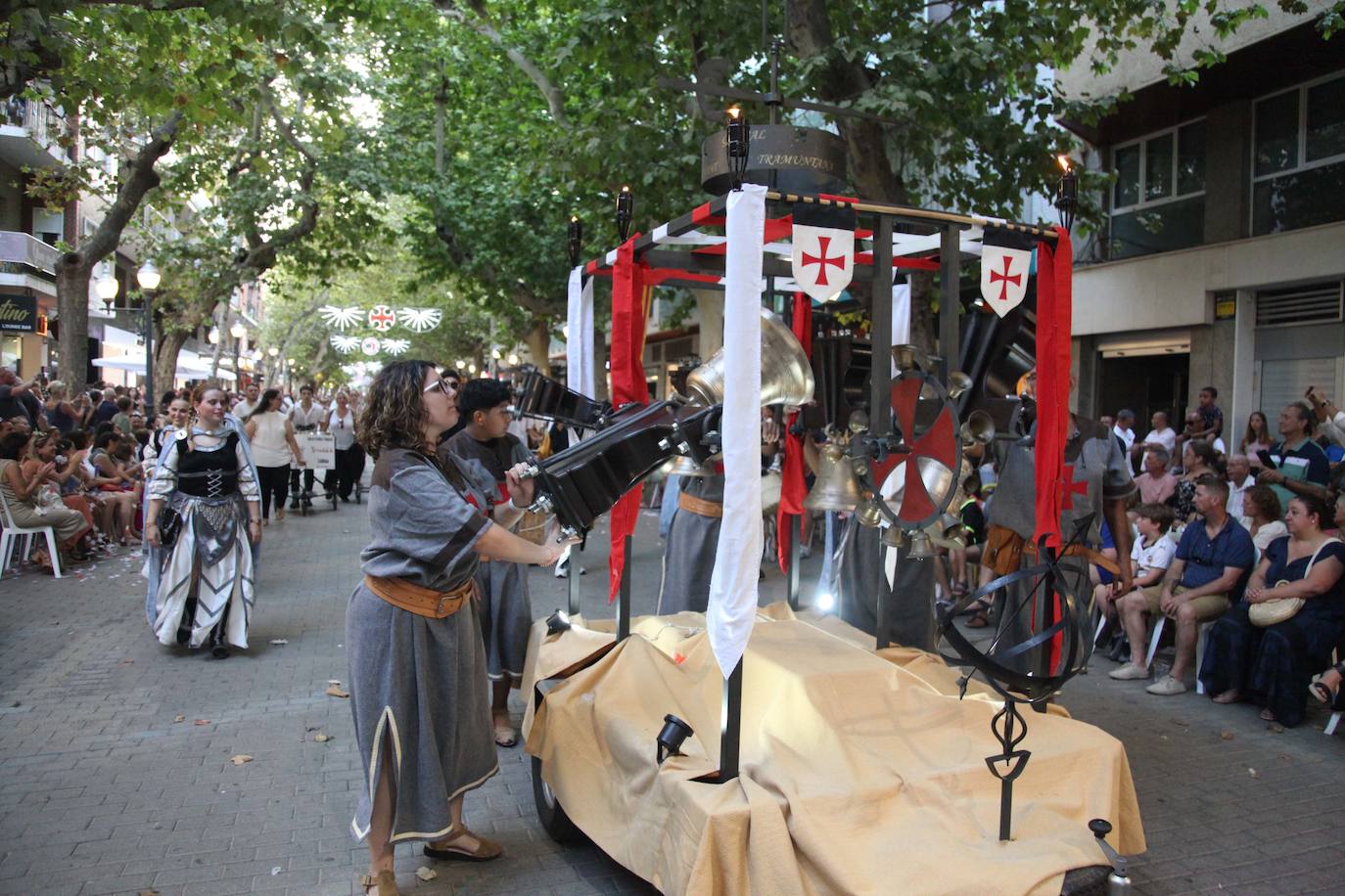 El Desfile de Gala de los Moros y Cristianos llena las calles de Dénia