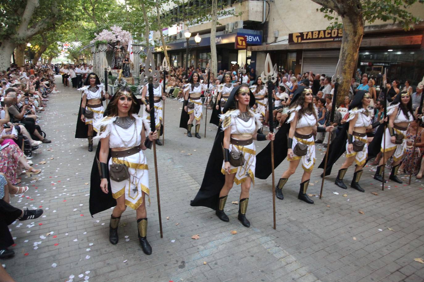 El Desfile de Gala de los Moros y Cristianos llena las calles de Dénia