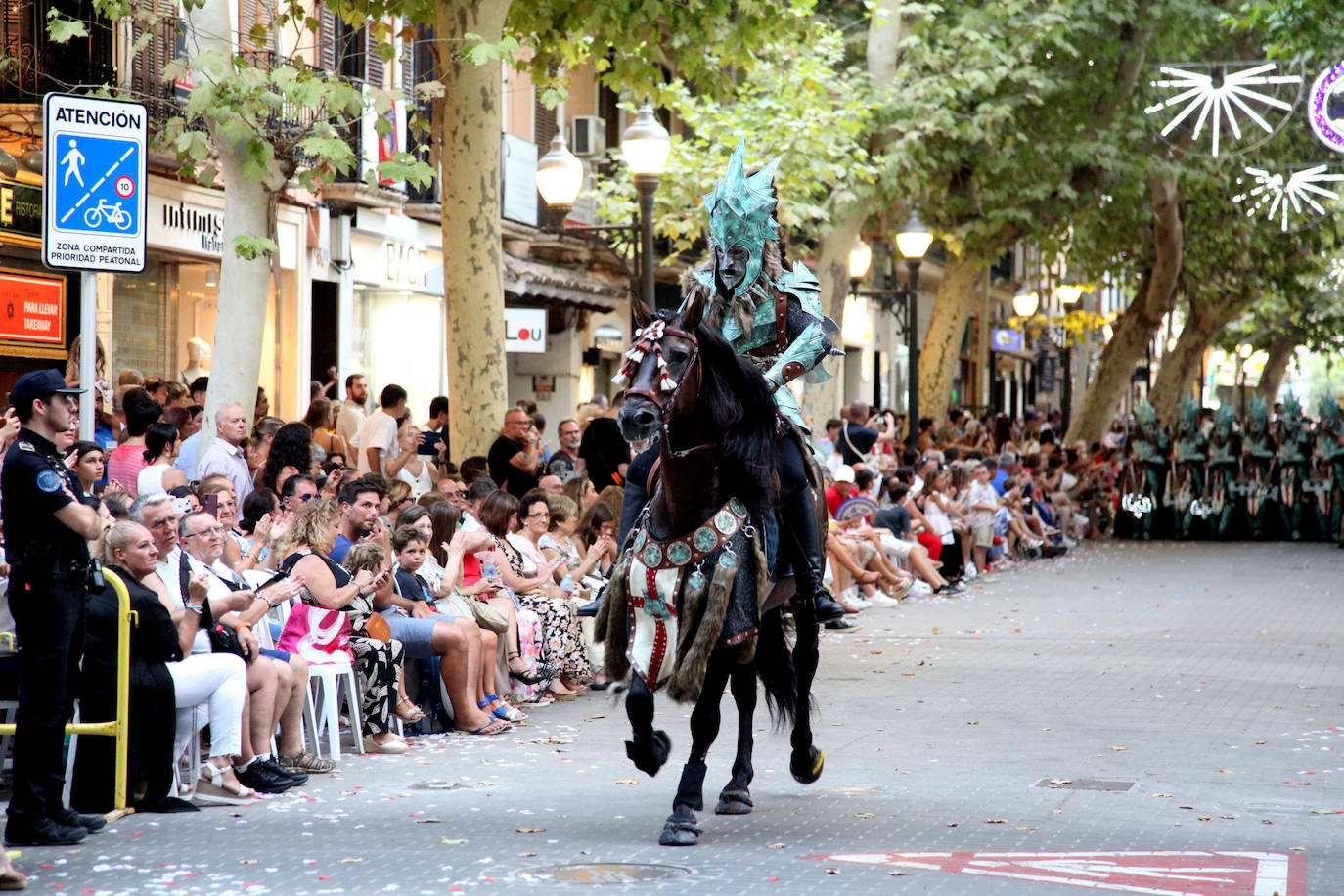 El Desfile de Gala de los Moros y Cristianos llena las calles de Dénia