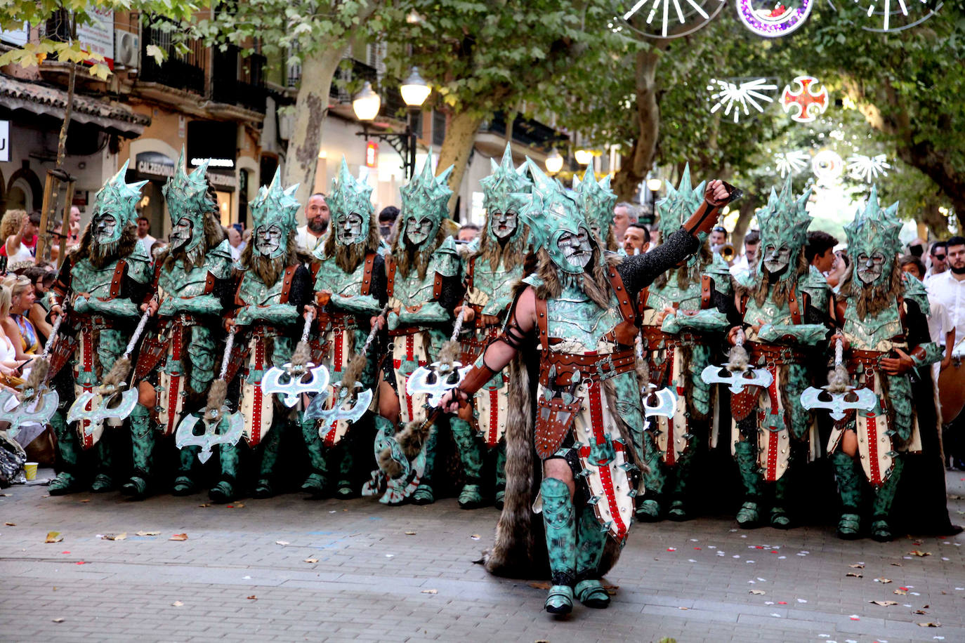El Desfile de Gala de los Moros y Cristianos llena las calles de Dénia
