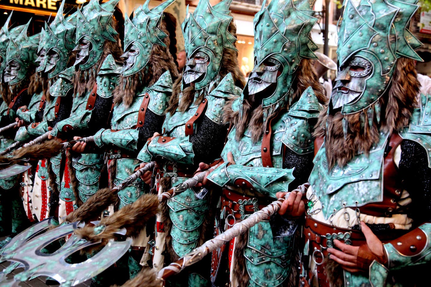 El Desfile de Gala de los Moros y Cristianos llena las calles de Dénia