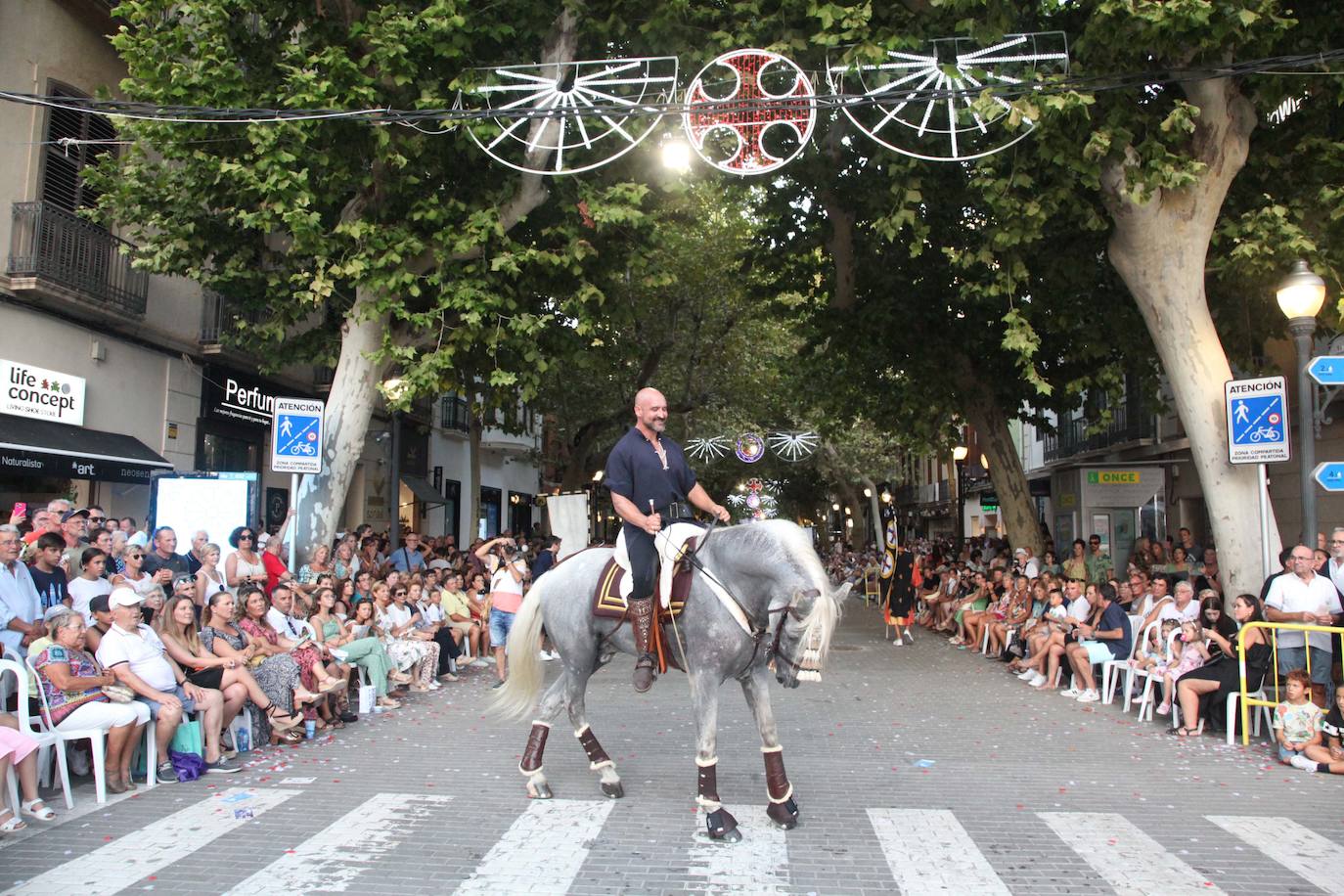 El Desfile de Gala de los Moros y Cristianos llena las calles de Dénia