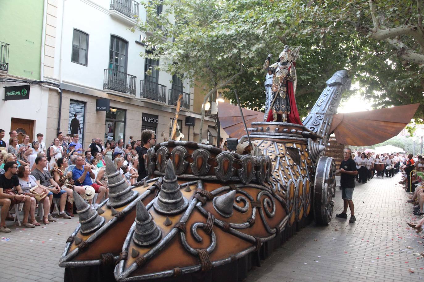 El Desfile de Gala de los Moros y Cristianos llena las calles de Dénia