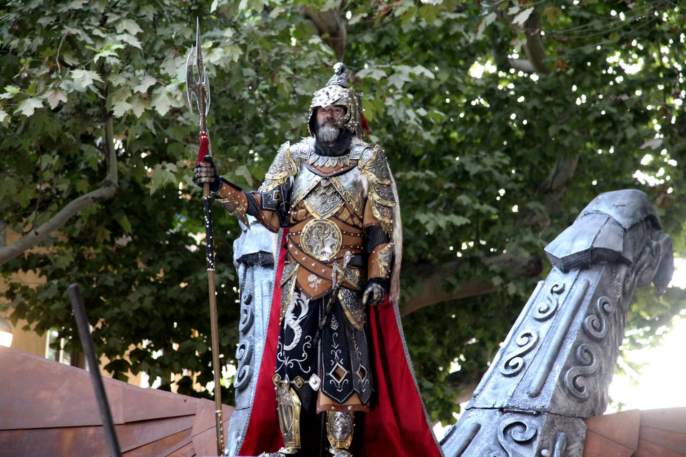 El Desfile de Gala de los Moros y Cristianos llena las calles de Dénia