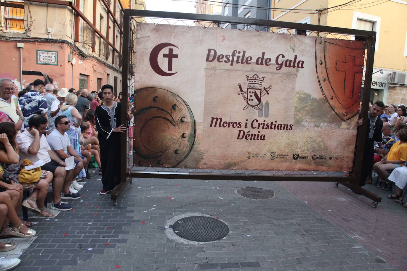El Desfile de Gala de los Moros y Cristianos llena las calles de Dénia