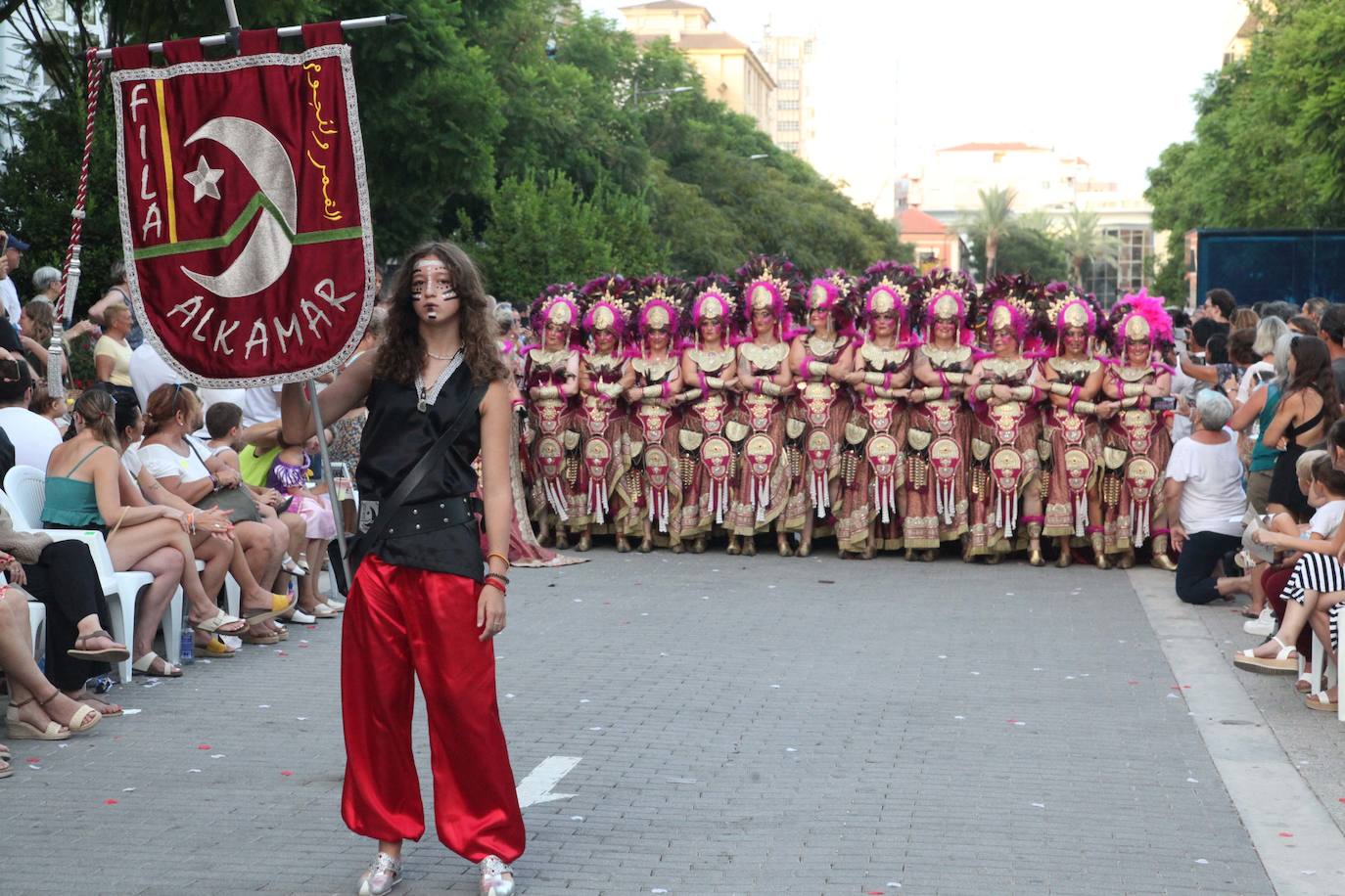 El Desfile de Gala de los Moros y Cristianos llena las calles de Dénia