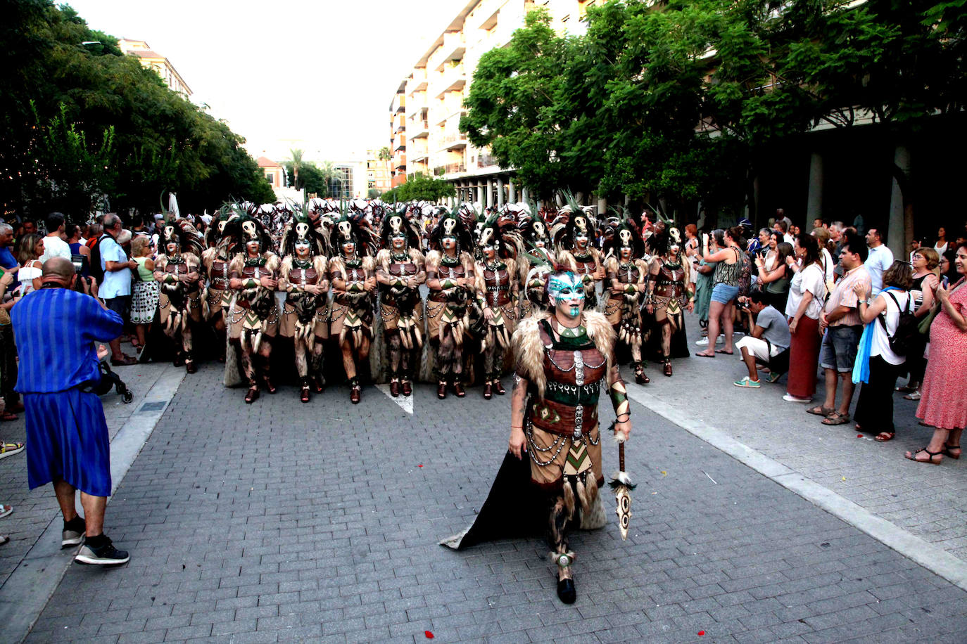 El Desfile de Gala de los Moros y Cristianos llena las calles de Dénia