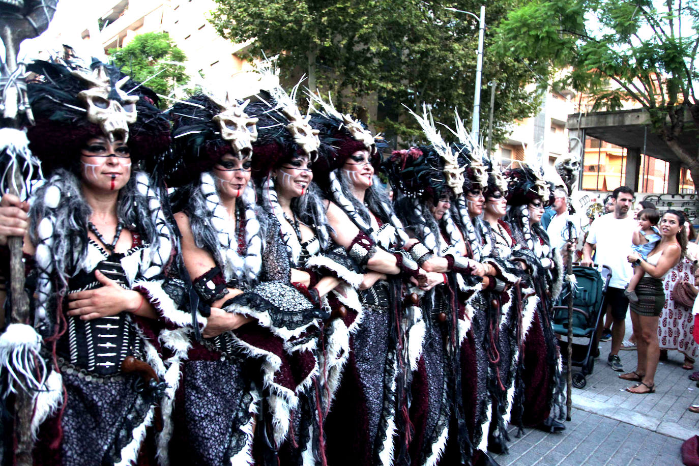 El Desfile de Gala de los Moros y Cristianos llena las calles de Dénia