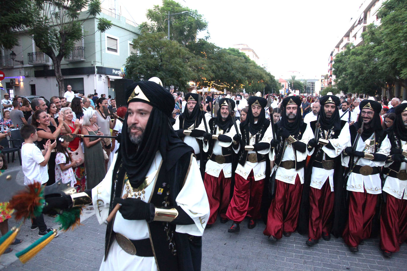 El Desfile de Gala de los Moros y Cristianos llena las calles de Dénia