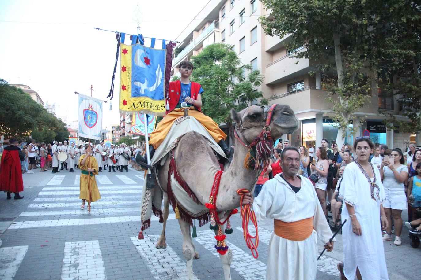 El Desfile de Gala de los Moros y Cristianos llena las calles de Dénia